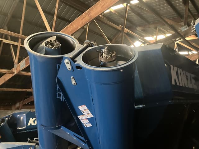 Image of Kinze 1421 equipment image 2