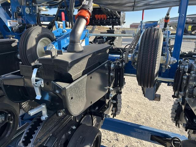 Image of Kinze 3505 equipment image 3