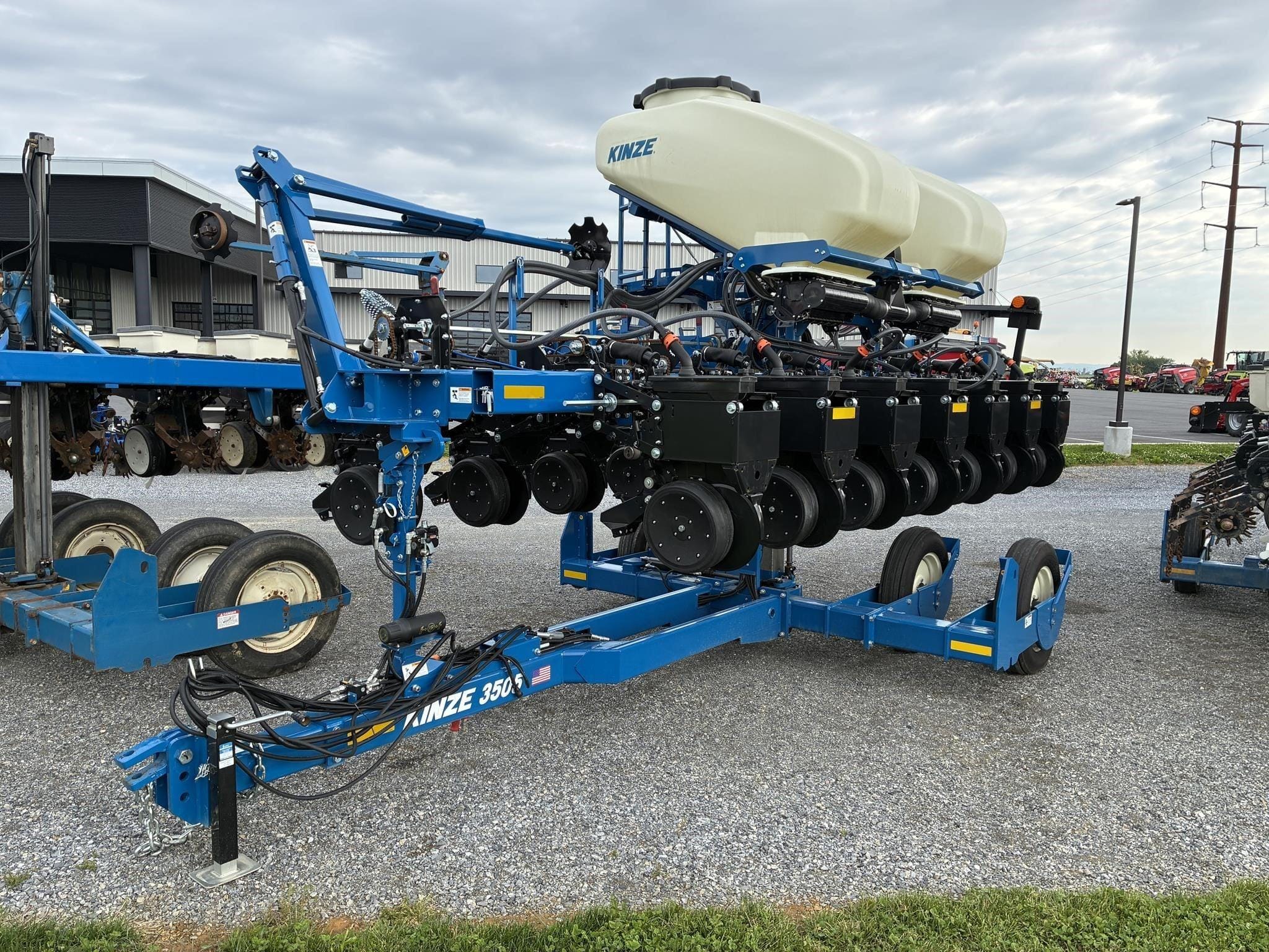 2025 Kinze 3505 Equipment Image0