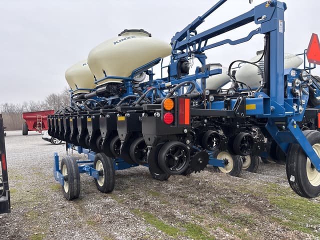 Image of Kinze 3605 equipment image 4