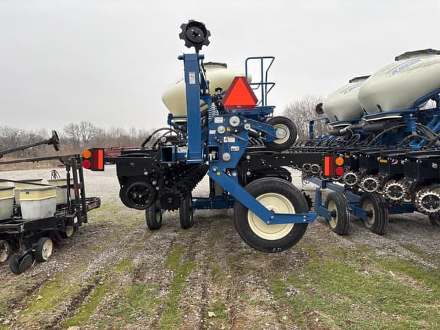 Image of Kinze 3605 equipment image 3
