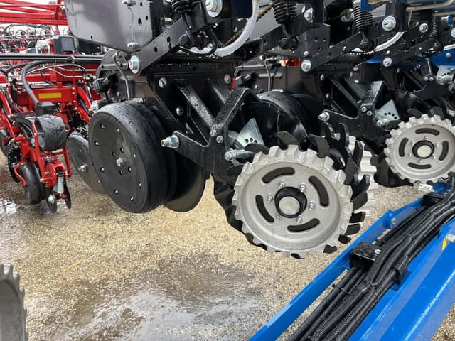 Image of Kinze 3605 equipment image 2