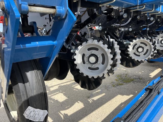 Image of Kinze 3605 equipment image 4