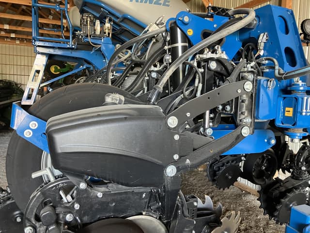 Image of Kinze 5670 equipment image 3