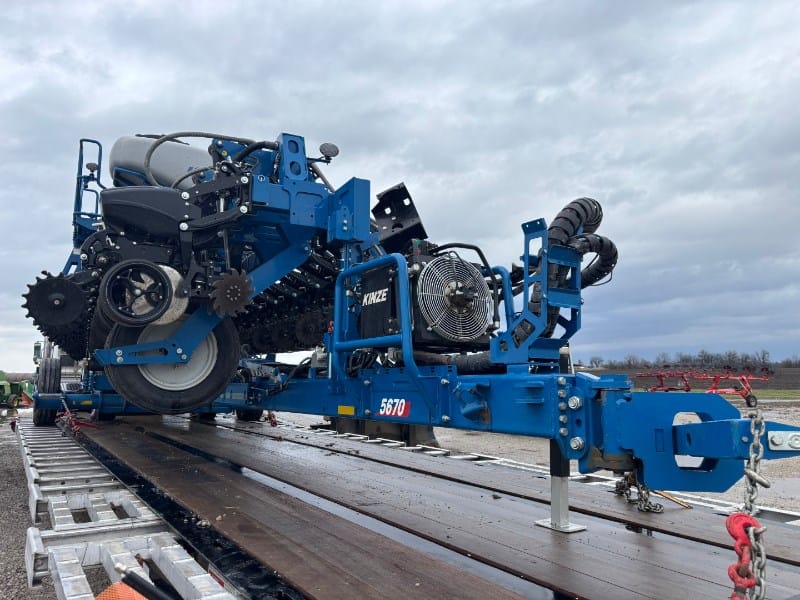 2025 Kinze 5670 Equipment Image0