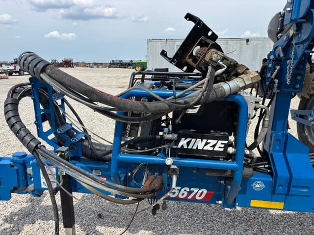 Image of Kinze 5670 equipment image 4