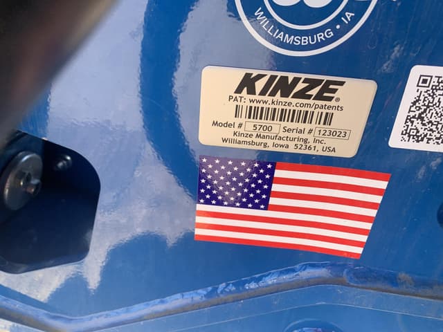 Image of Kinze 5700 equipment image 4