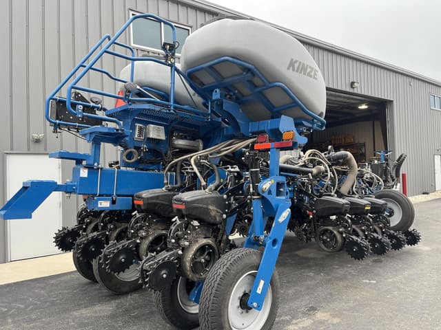 Image of Kinze 5900 equipment image 3