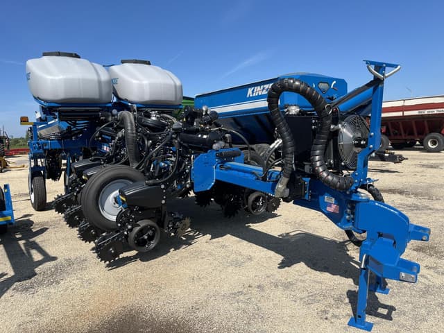 Image of Kinze 5900 equipment image 2