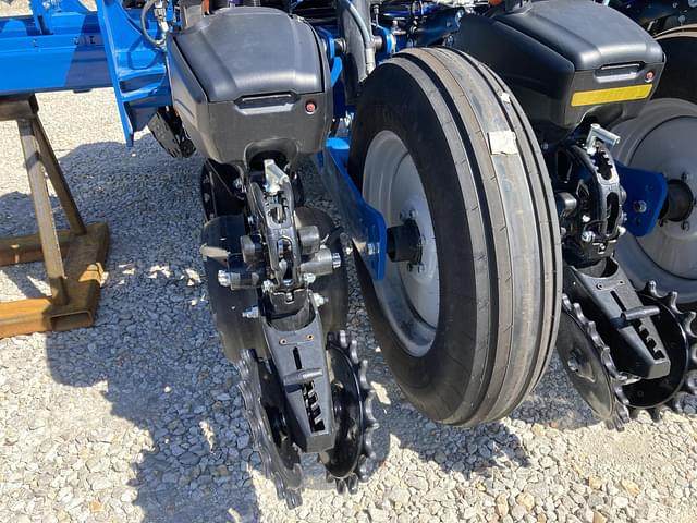 Image of Kinze 5900 equipment image 2