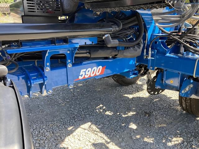 Image of Kinze 5900 equipment image 4