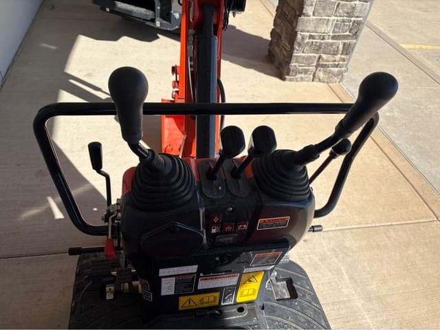 Image of Kubota K008-5 equipment image 3
