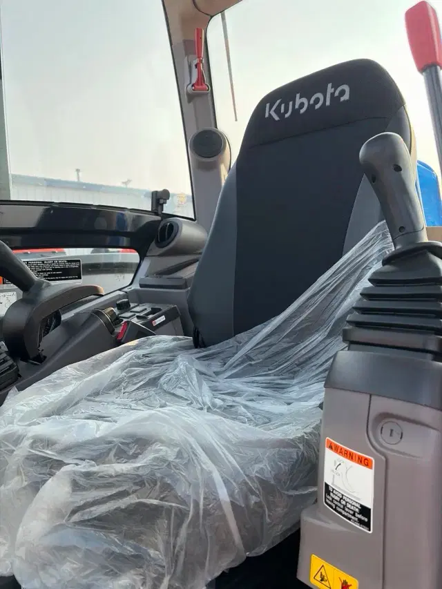 Image of Kubota KX040-5R3A equipment image 4