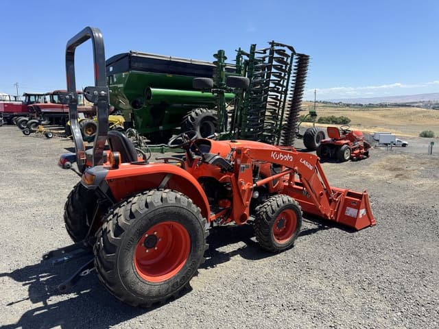 Image of Kubota L3302 equipment image 2