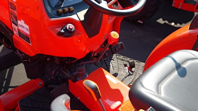 Image of Kubota L3302 equipment image 3