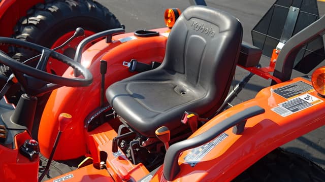 Image of Kubota L3302 equipment image 2