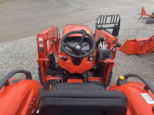 Image of Kubota L3302HST equipment image 4