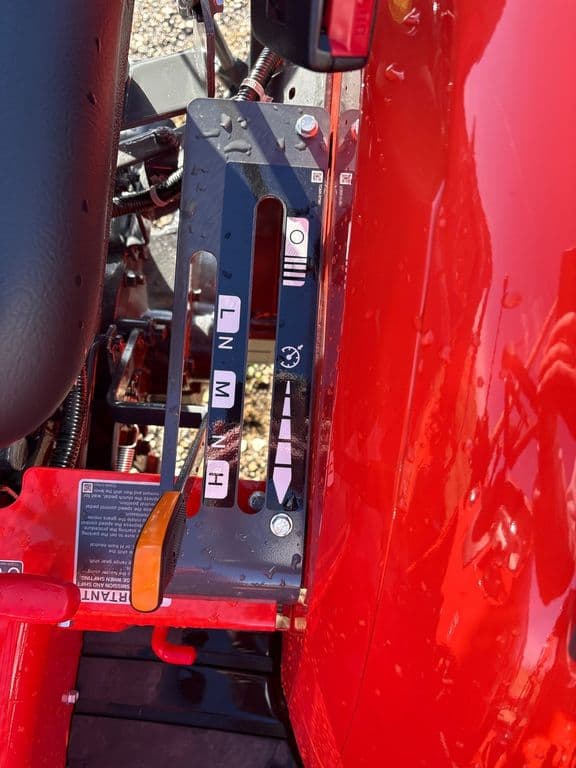 Image of Kubota L3302HST equipment image 4