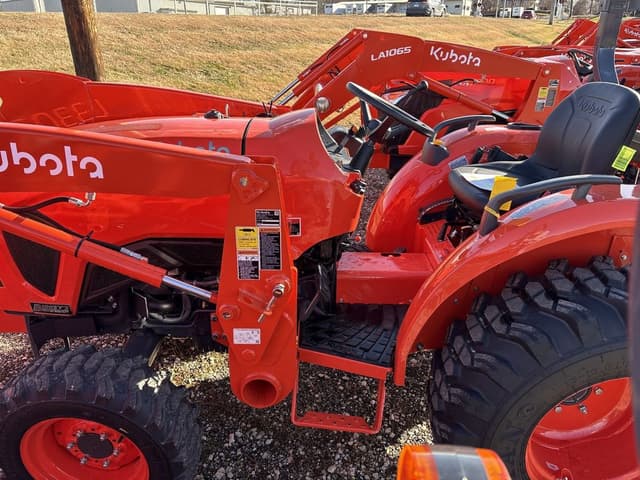 Image of Kubota L3302HST equipment image 2