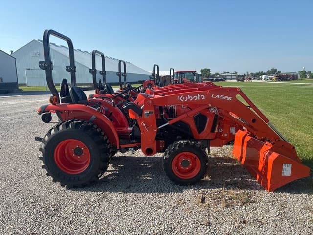 Image of Kubota L3302HST equipment image 4