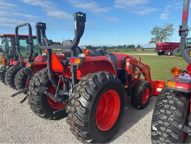Image of Kubota L3560 equipment image 3