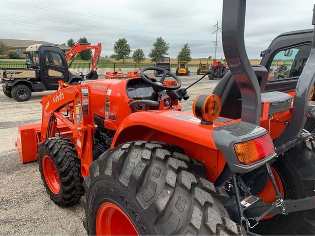 Image of Kubota L3902HST equipment image 4