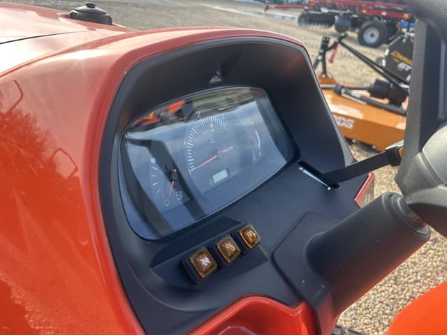Image of Kubota L3902HST equipment image 4