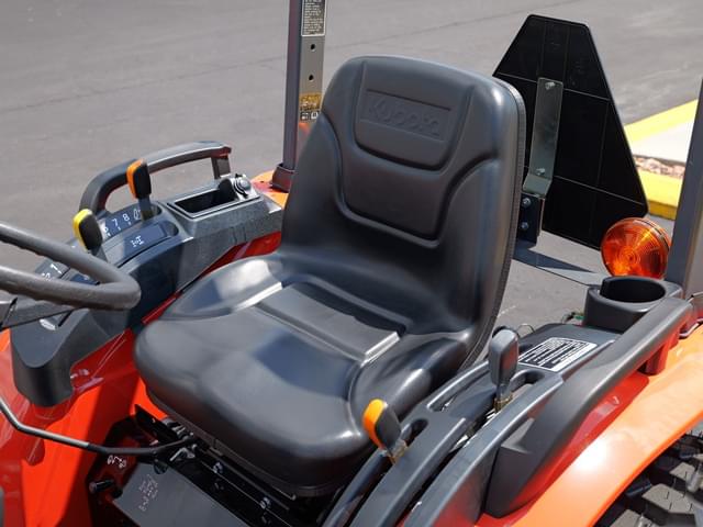 Image of Kubota LX2620SU equipment image 4
