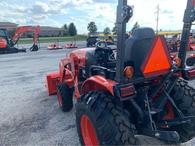 Image of Kubota LX2620HSD equipment image 4