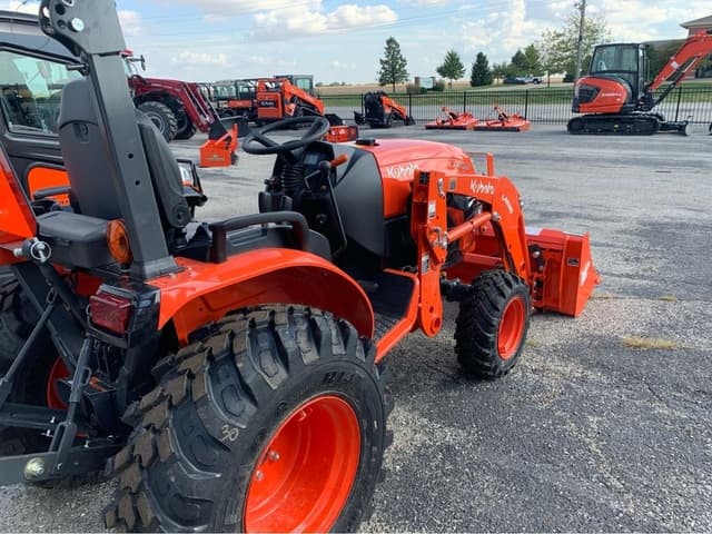 Image of Kubota LX2620HSD equipment image 2