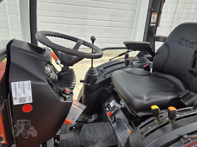 Image of Kubota LX2620HSDC equipment image 2