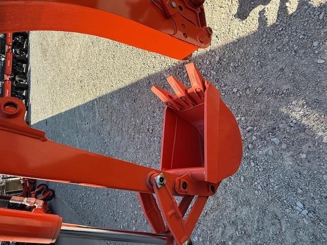 Image of Kubota LX2620HSDC equipment image 2