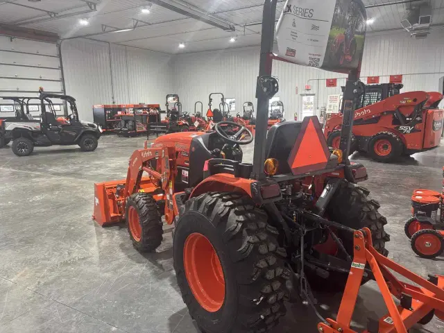 Image of Kubota LX2620SUHSD equipment image 2