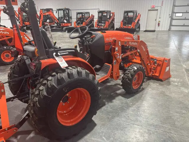 Image of Kubota LX2620SUHSD equipment image 4