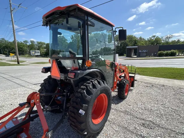 Image of Kubota LX3520SUHSDC equipment image 2
