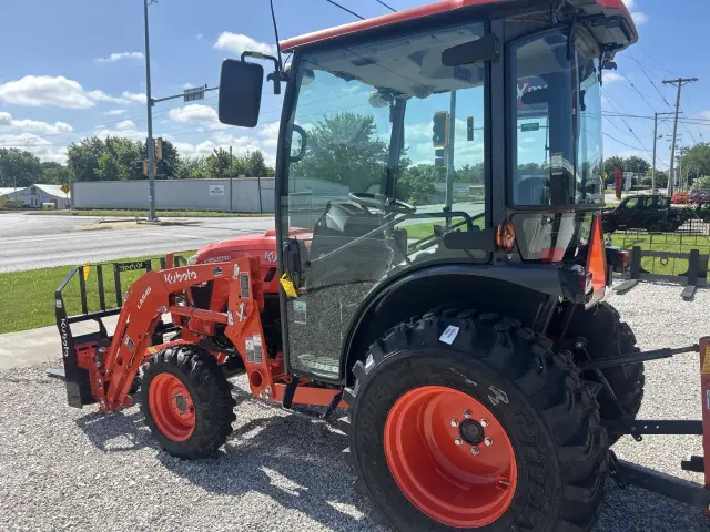 Image of Kubota LX3520SUHSDC equipment image 4