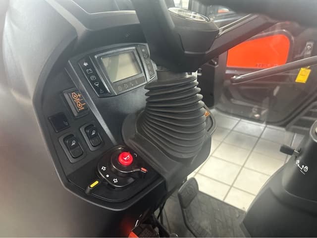 Image of Kubota LX4020HSDC equipment image 4