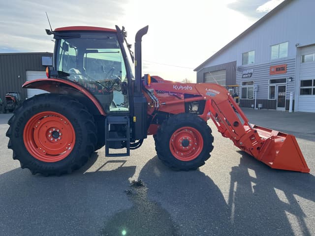 Image of Kubota M6-111DTC equipment image 4