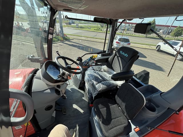 Image of Kubota M7.154 Deluxe equipment image 4