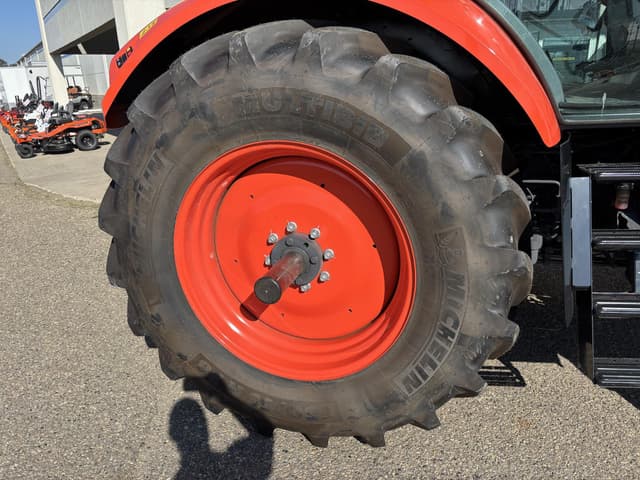 Image of Kubota M7.154 Deluxe equipment image 3