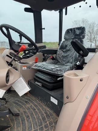 Image of Kubota M7060 equipment image 4