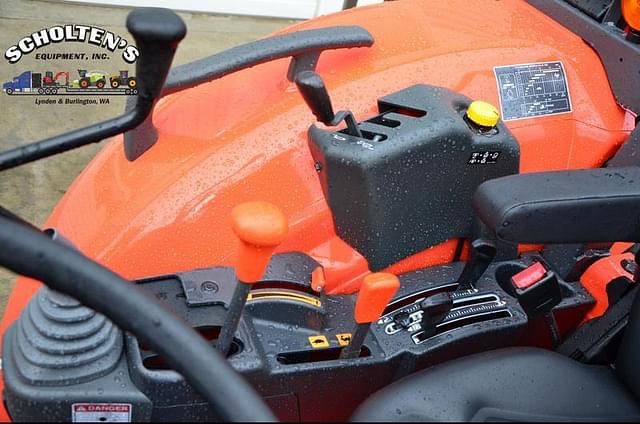 Image of Kubota M7060HD equipment image 3