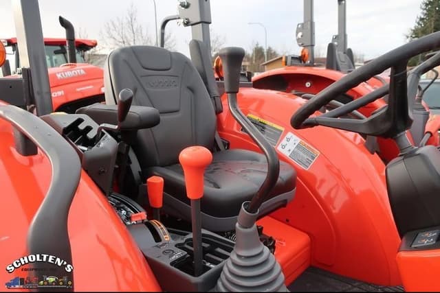 Image of Kubota M7060HD12 equipment image 3