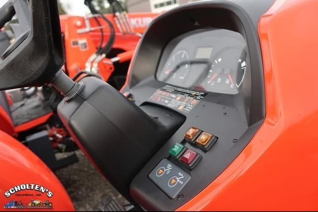 Image of Kubota M7060HD12 equipment image 4