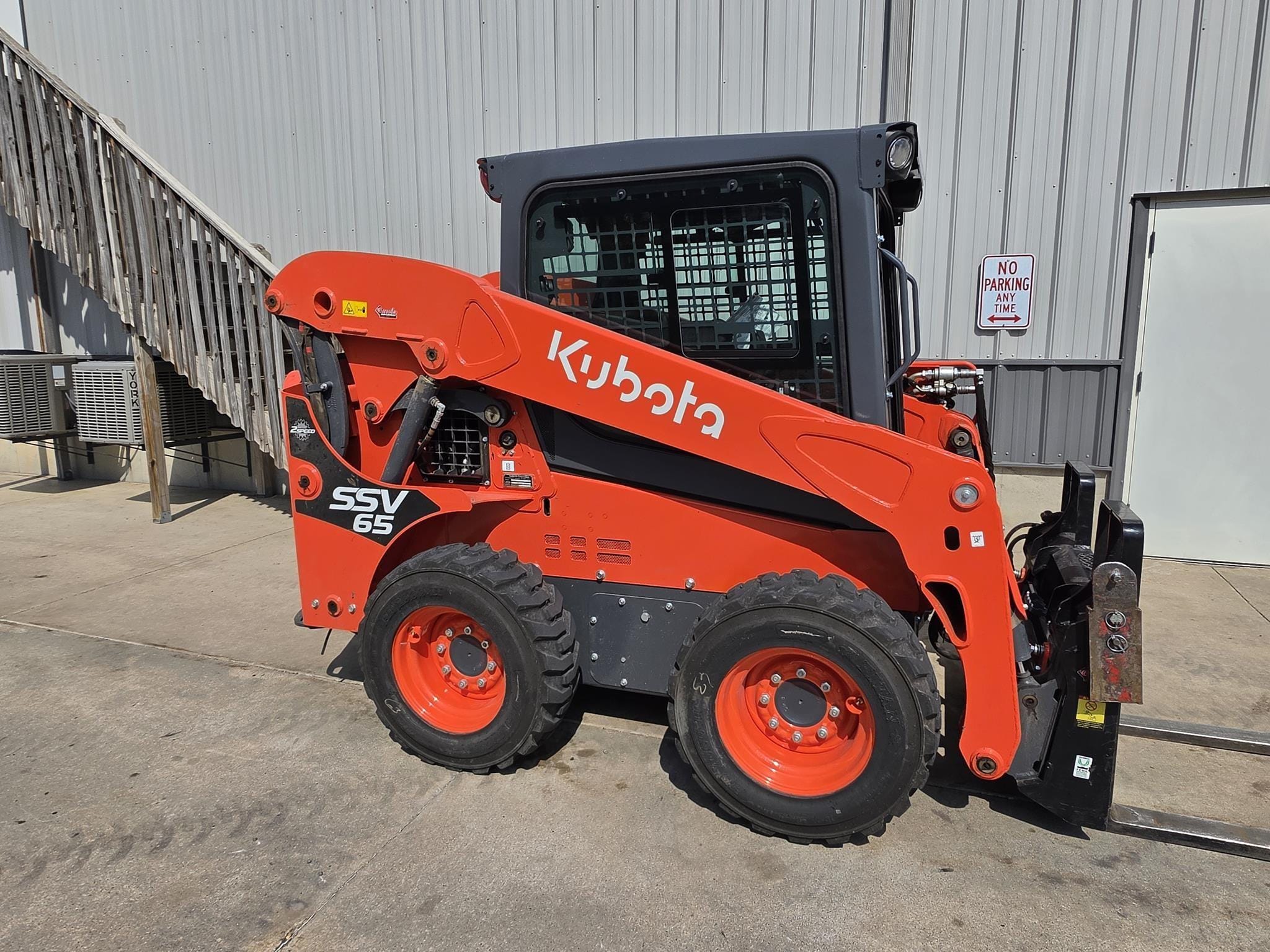 2025 Kubota SSV65HC Equipment Image0