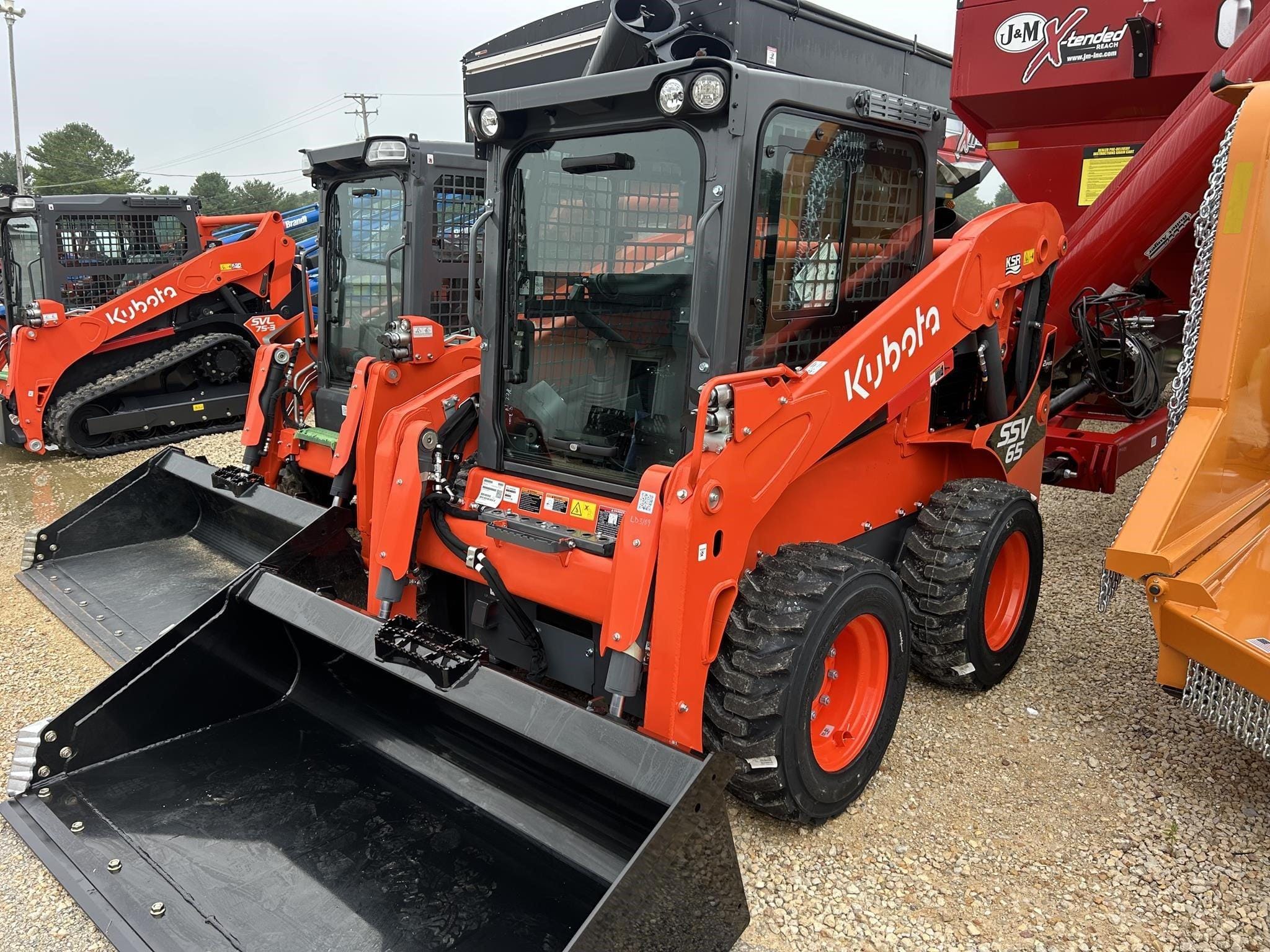 2025 Kubota SSV65PHRC Equipment Image0