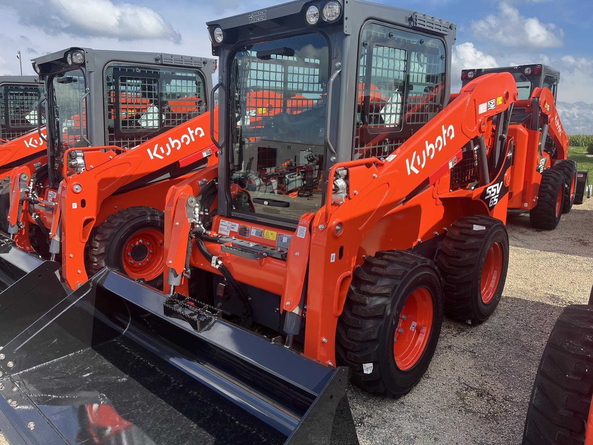 2025 Kubota SSV65PHRC Equipment Image0