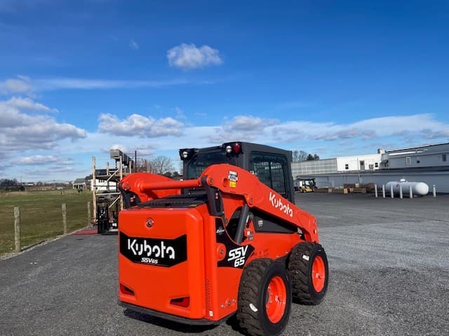 Image of Kubota SSV65PHC equipment image 4