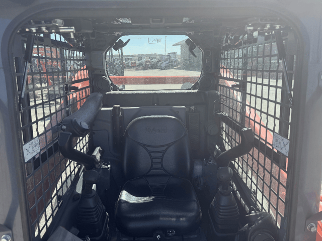 Image of Kubota SSV65 equipment image 3