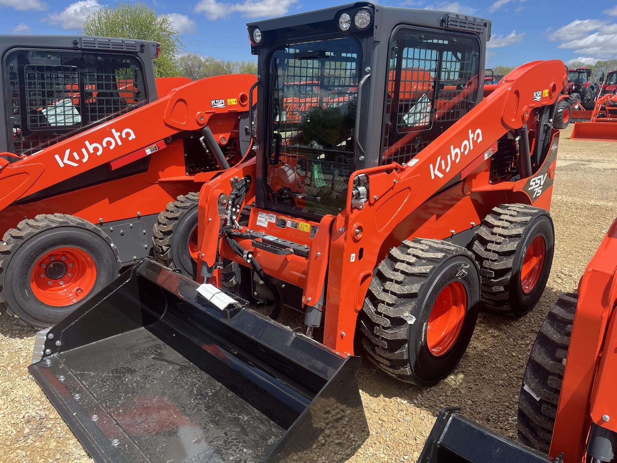 2025 Kubota SSV75HC Equipment Image0